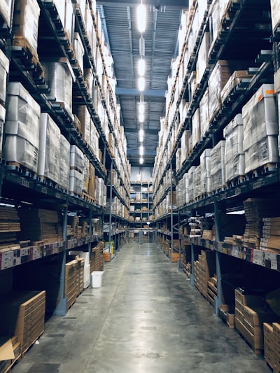Global supply chain warehouse — guide to real-time shipment tracking